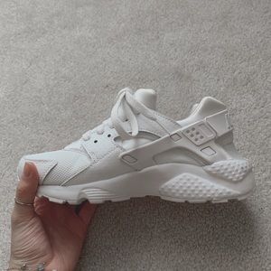 NIKE Women’s Huaraches